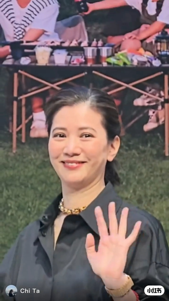 袁咏仪近日跟张智霖齐齐出席车展,最新状态引起热议。 袁咏仪近日跟张智霖齐齐出席车展,最新状态引起热议。