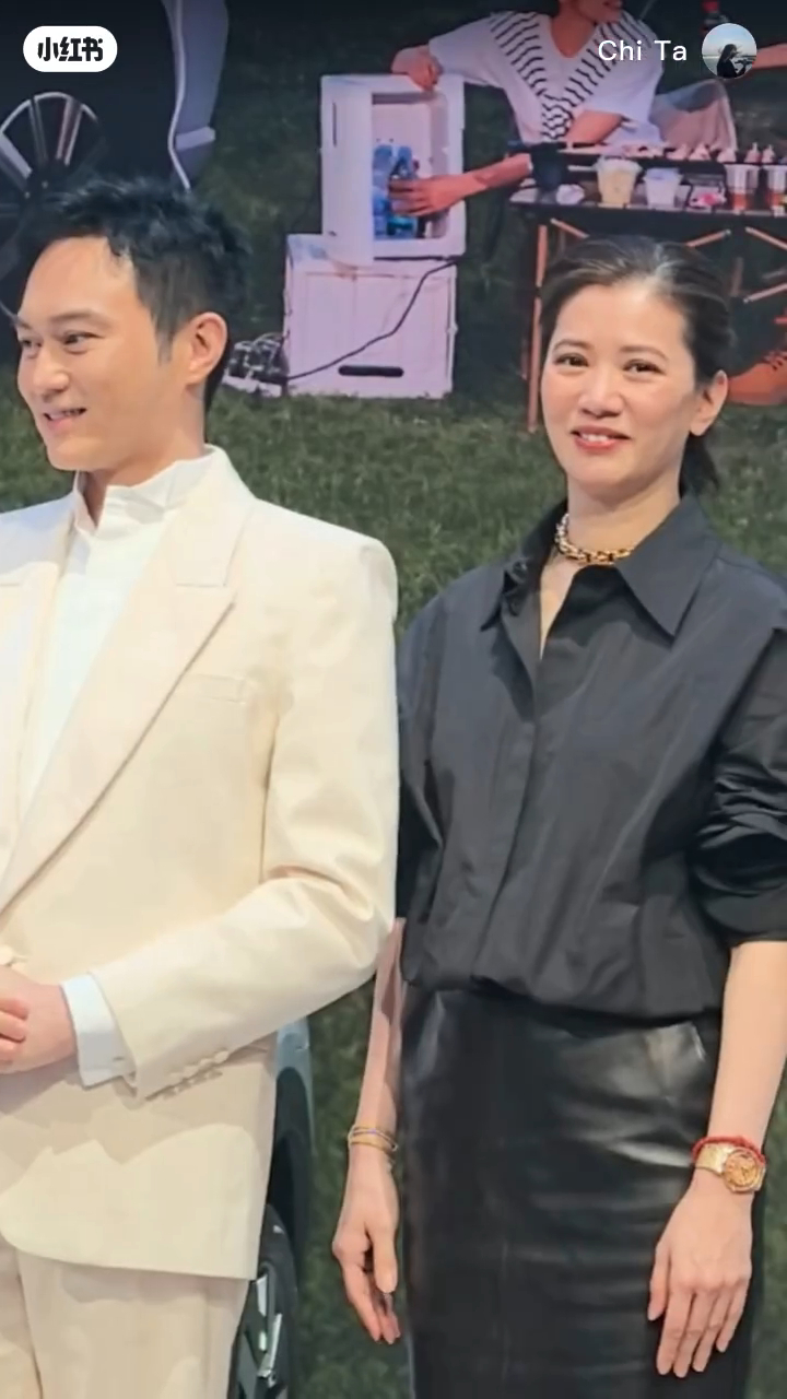 网民指袁咏仪的发线似崩了一截颇为奇怪。 网民指袁咏仪的发线似崩了一截颇为奇怪。