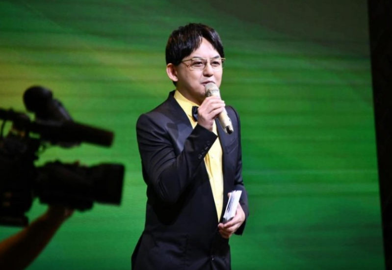 黄子佼被曝10年前性骚扰未成年少女,强吻及以艺术为由哄骗对方拍裸照。 黄子佼被曝10年前性骚扰未成年少女,强吻及以艺术为由哄骗对方拍裸照。