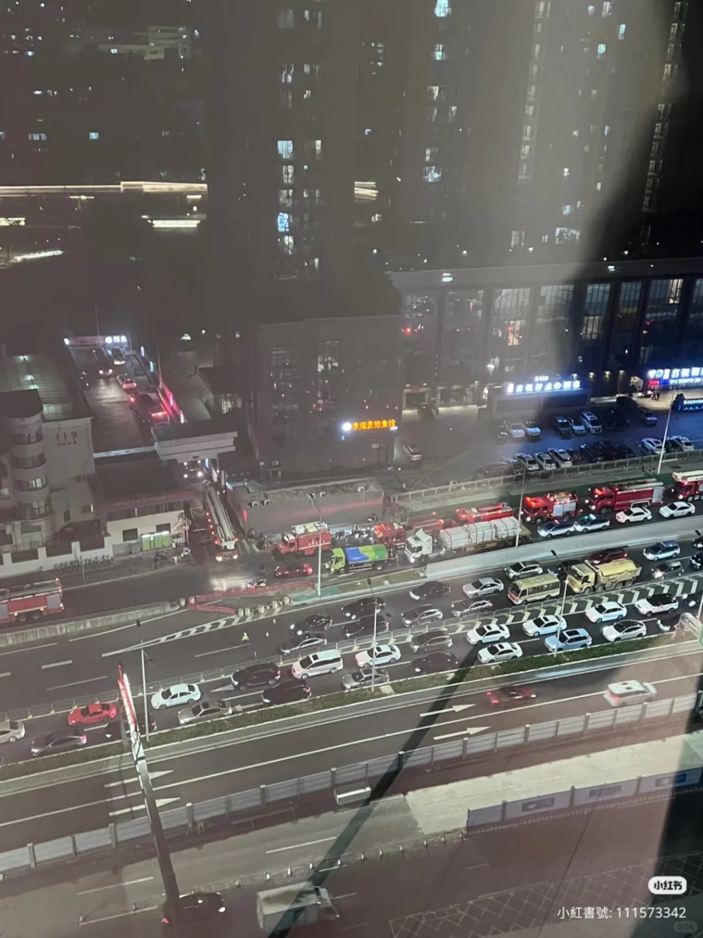 大批消防车出现在莲塘口岸附近,内地网民估计是来港协助扑求大埔世纪大火。 大批消防车出现在莲塘口岸附近,内地网民估计是来港协助扑求大埔世纪大火。