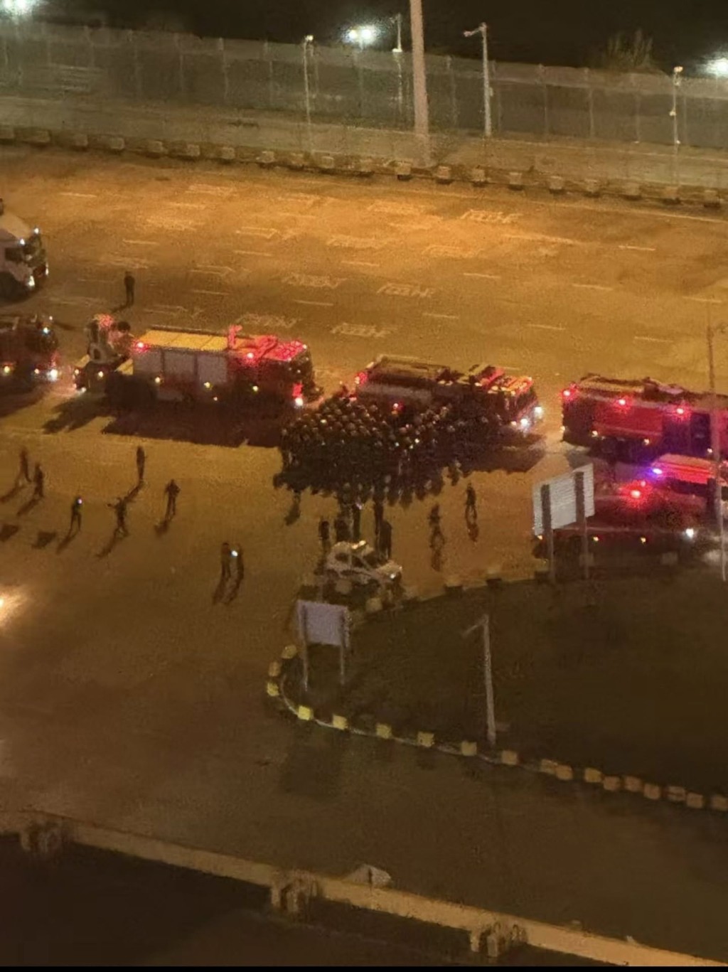 网民拍摄到大批深圳消防在莲塘口岸外集结,疑准备来港协助求火。 网民拍摄到大批深圳消防在莲塘口岸外集结,疑准备来港协助求火。