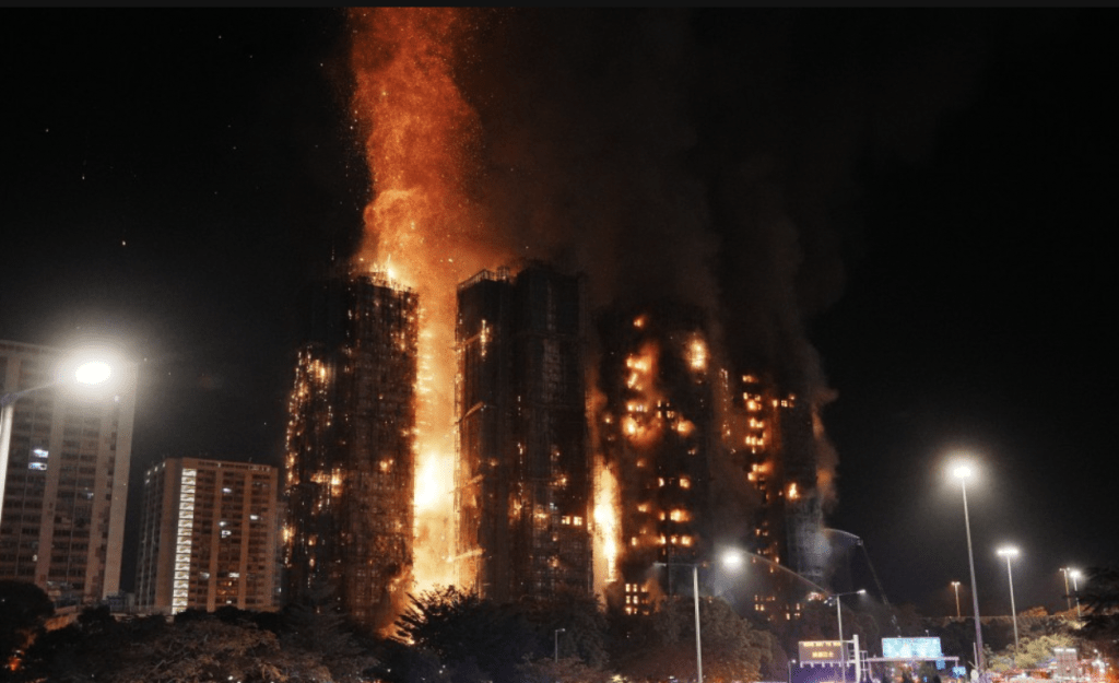 大埔宏福苑五级火至今造成44死,陈茂波对死难者表示深切哀悼。 大埔宏福苑五级火至今造成44死,陈茂波对死难者表示深切哀悼。