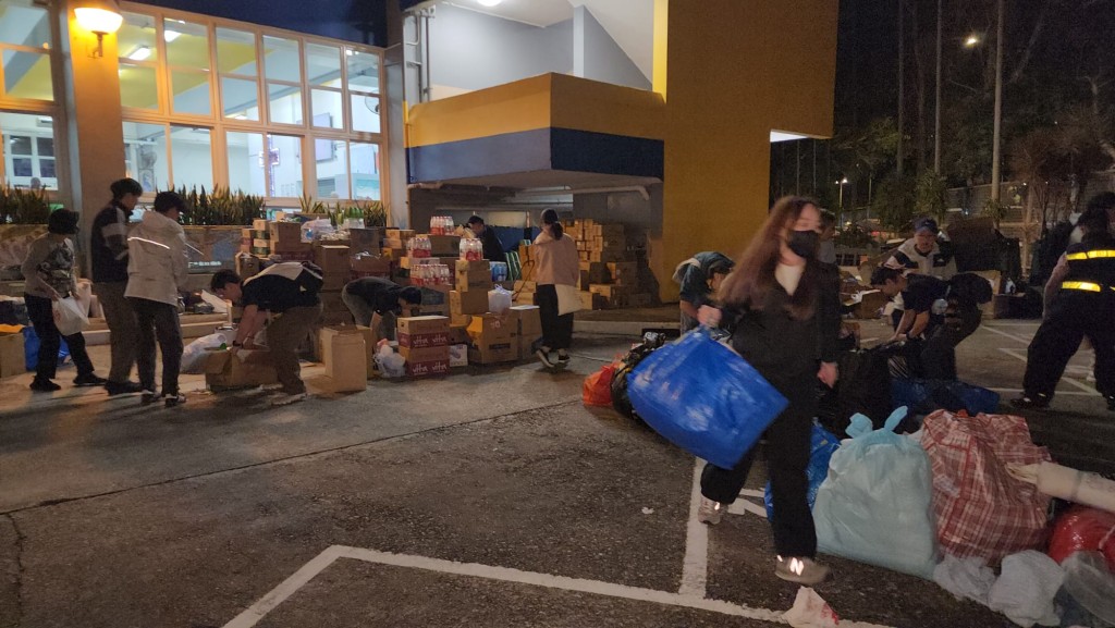 陆续有市民自发运载饮用水、干粮等紧急物资到临时庇护点 陆续有市民自发运载饮用水、干粮等紧急物资到临时庇护点