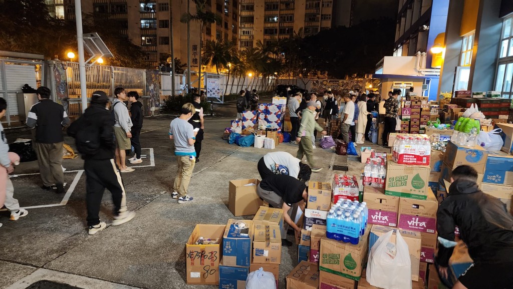 热心街坊连夜送物资 热心街坊连夜送物资