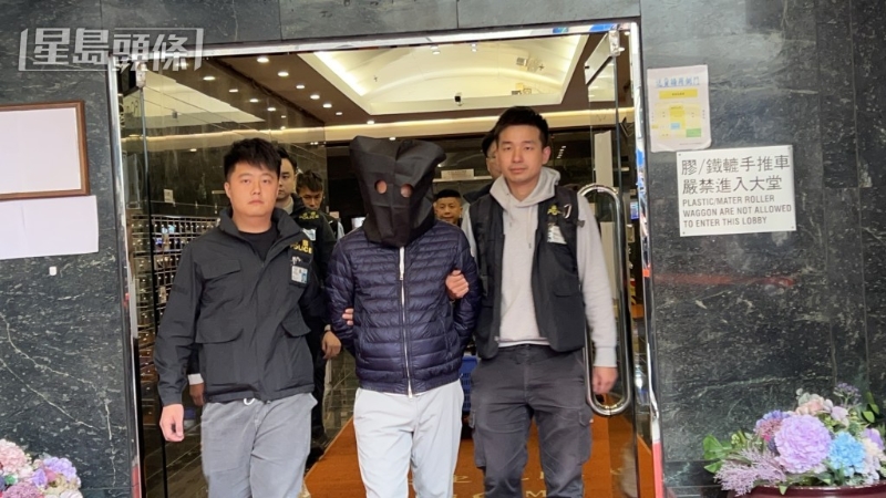 带走一名被捕人 带走一名被捕人