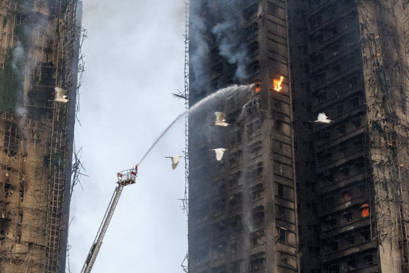 宏福苑五级火,至清晨开始受控。 宏福苑五级火,至清晨开始受控。