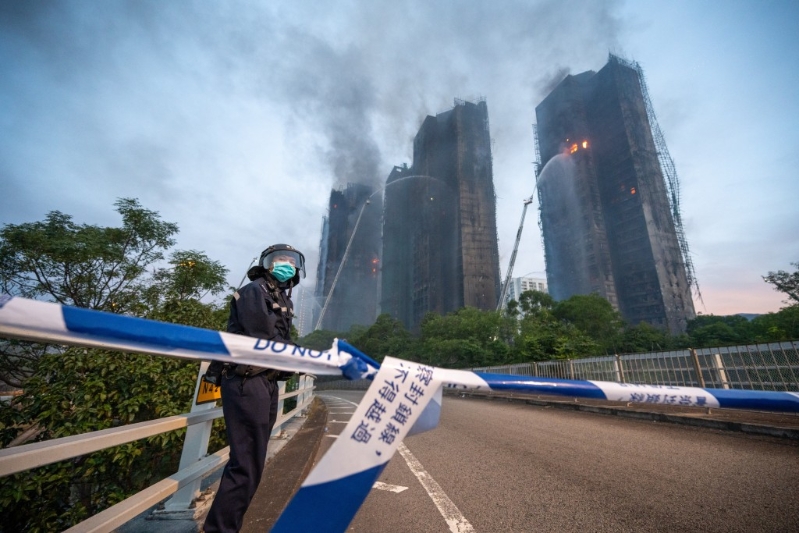 宏福苑五级火,大厦外墙棚网物料引起关注。 宏福苑五级火,大厦外墙棚网物料引起关注。