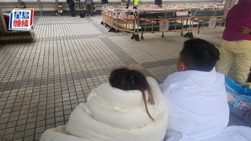 宏福苑五级火,莫女士与丈夫有家归不得,通宵在广福邨街市平台露宿。 宏福苑五级火,莫女士与丈夫有家归不得,通宵在广福邨街市平台露宿。