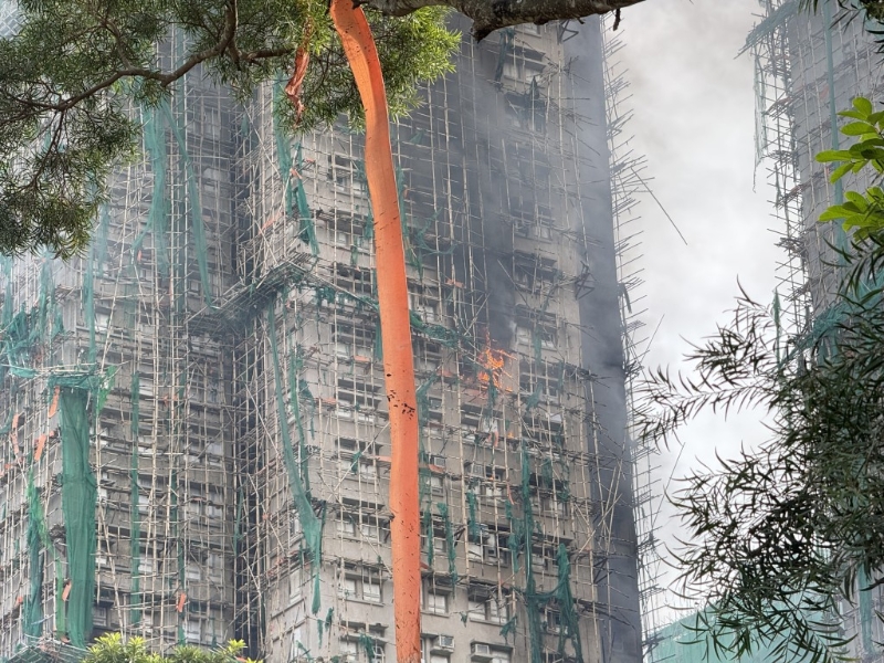 宏仁阁重新出现火势。 宏仁阁重新出现火势。