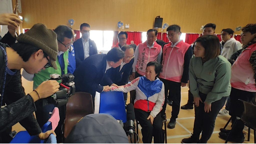 中联办主任周霁到今(27日)到访位于大埔社区中心的临时庇护中心。 中联办主任周霁到今(27日)到访位于大埔社区中心的临时庇护中心。