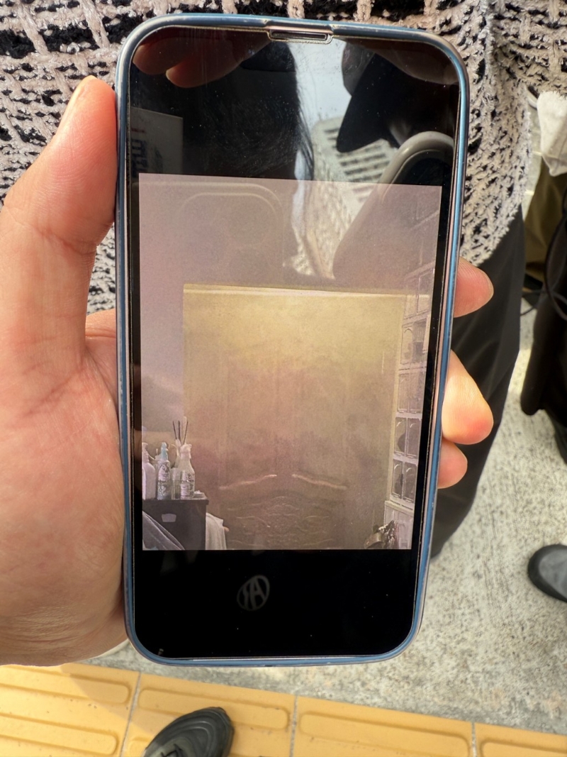 钟先生展示单位现场浓烟照片。 钟先生展示单位现场浓烟照片。