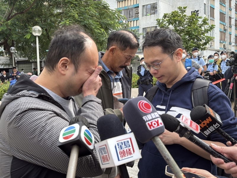 钟先生难掩忧心与难过。 钟先生难掩忧心与难过。