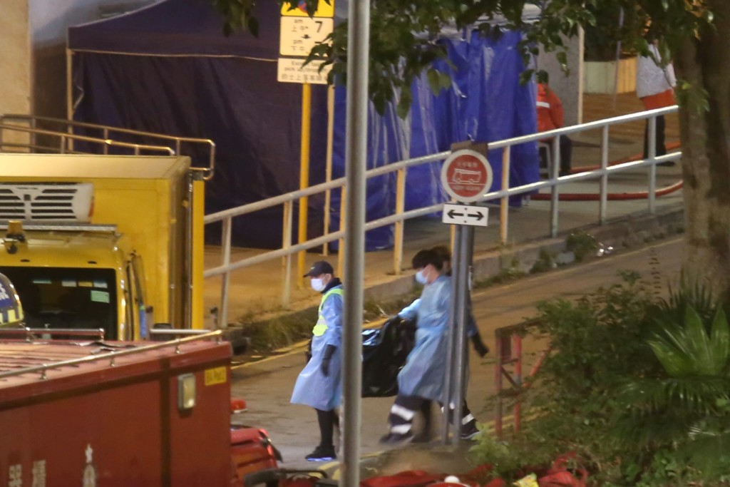 仵工清晨抬出五具遗体 仵工清晨抬出五具遗体