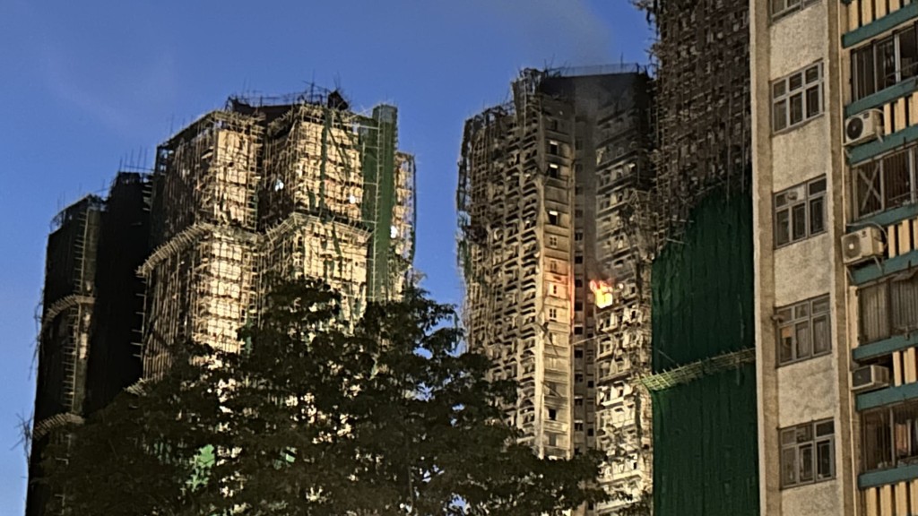 今日清晨约5时,宏道阁一个单位突然再冒出明显火光,橙红色火舌由窗框位置向上窜出,伴随大量浓烟翻涌。 今日清晨约5时,宏道阁一个单位突然再冒出明显火光,橙红色火舌由窗框位置向上窜出,伴随大量浓烟翻涌。