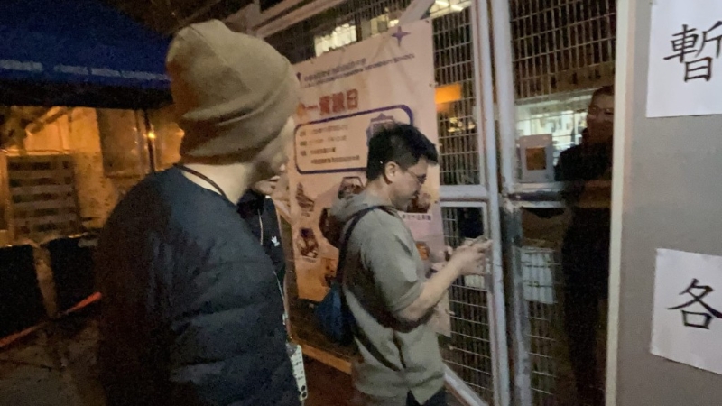 市民余先生受已移民加拿大友人所托,到场打探父母下落。 市民余先生受已移民加拿大友人所托,到场打探父母下落。