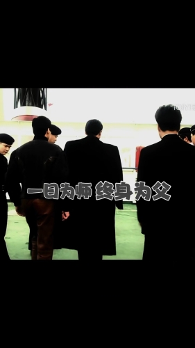 郑则仕拍片讲恩师,虽然全片未有提及是谁,但影片一开始已表明就是周润发。 郑则仕拍片讲恩师,虽然全片未有提及是谁,但影片一开始已表明就是周润发。