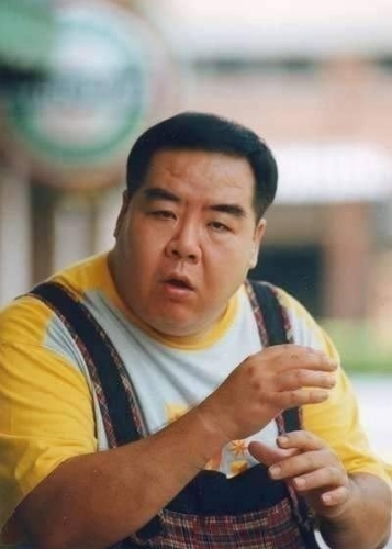 郑则仕凭肥猫一角成名。 郑则仕凭肥猫一角成名。