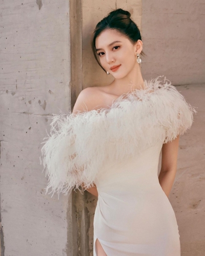 吴千语捐30万港元。 吴千语捐30万港元。