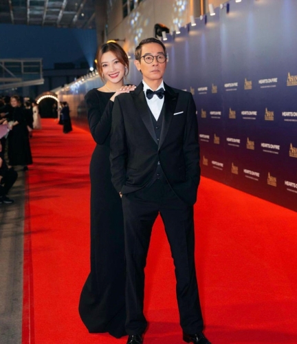 陈小春及应采儿向保良局扶弱基金捐款100万港元。 陈小春及应采儿向保良局扶弱基金捐款100万港元。