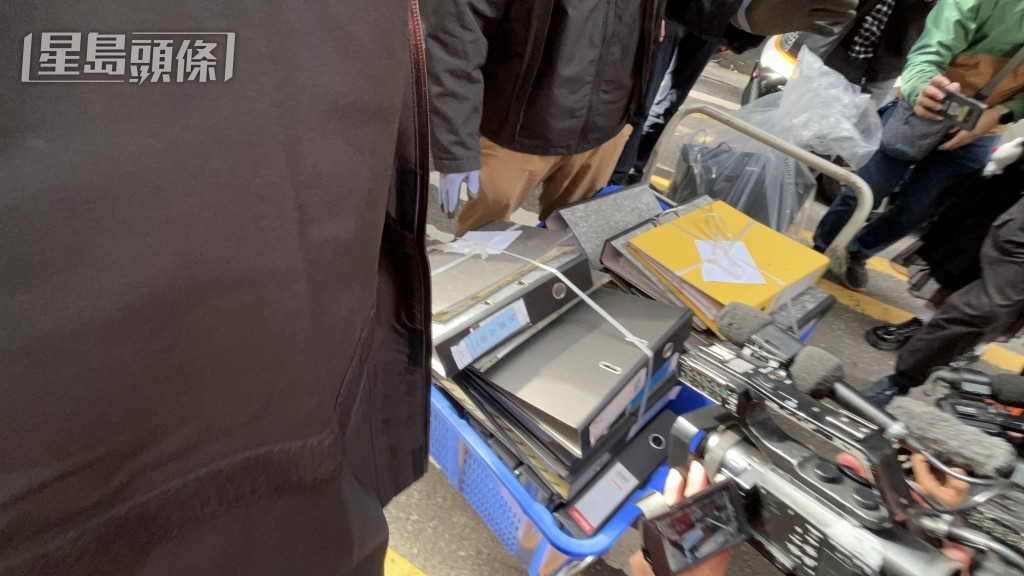 人员检走大批文件等证物。 人员检走大批文件等证物。