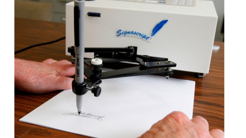 特朗普称将撤销所有前总统拜登用签名机签下的行政命令。美联社 特朗普称将撤销所有前总统拜登用签名机签下的行政命令。美联社