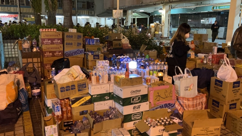 麦美娟感谢市民、专业组织提供物资或支援服务,但现时在临时庇护中心的物资已足够。 麦美娟感谢市民、专业组织提供物资或支援服务,但现时在临时庇护中心的物资已足够。