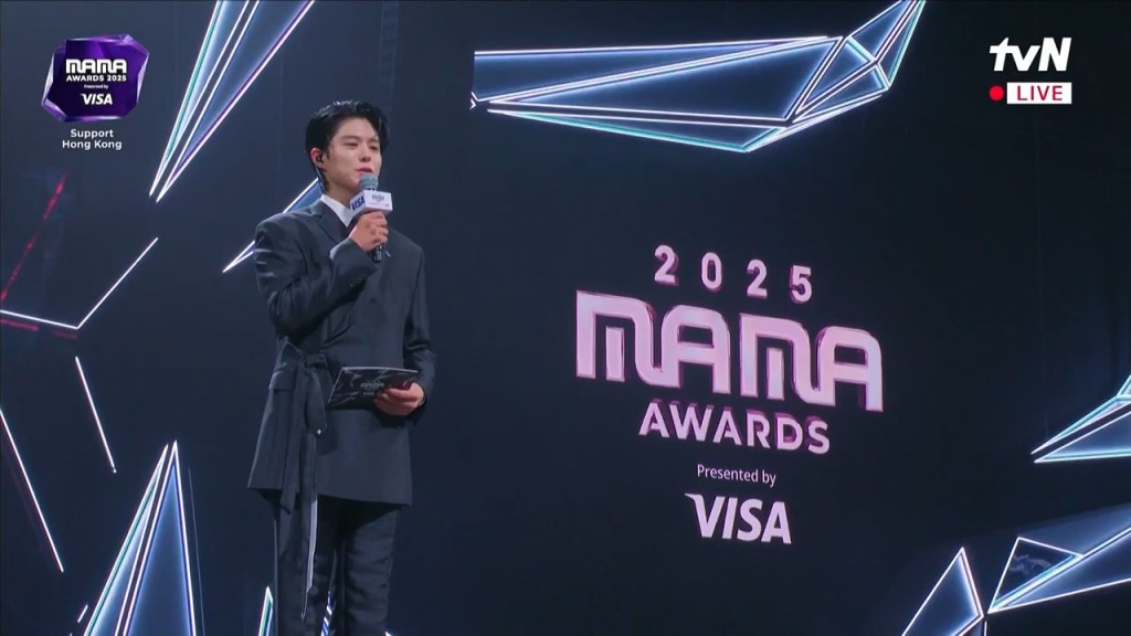 主持朴宝剑一开场致悼词,亦佩带黑色丝带致哀。 主持朴宝剑一开场致悼词,亦佩带黑色丝带致哀。