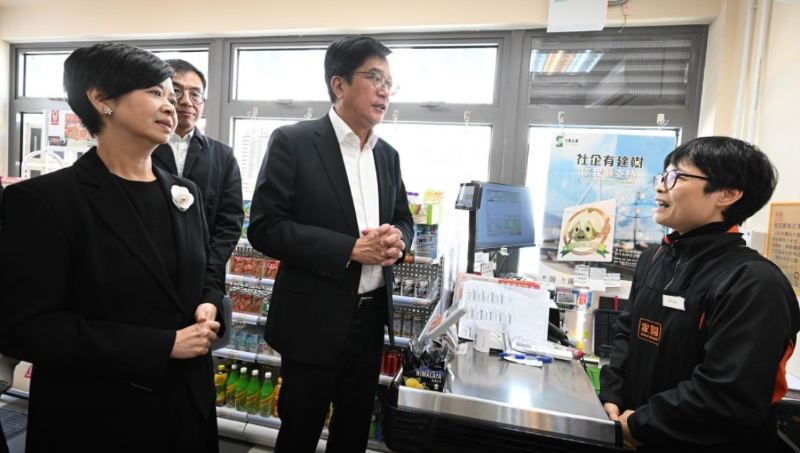 黄伟纶和何永贤到“路德会双鱼荟”,了解接收受影响居民情况 黄伟纶和何永贤到“路德会双鱼荟”,了解接收受影响居民情况