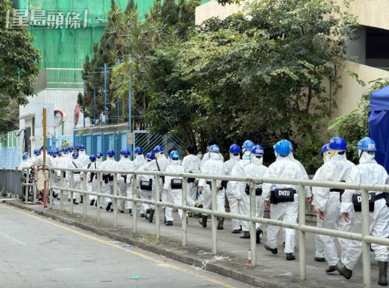 灾难遇害者辨认组人员再进入火场。 灾难遇害者辨认组人员再进入火场。