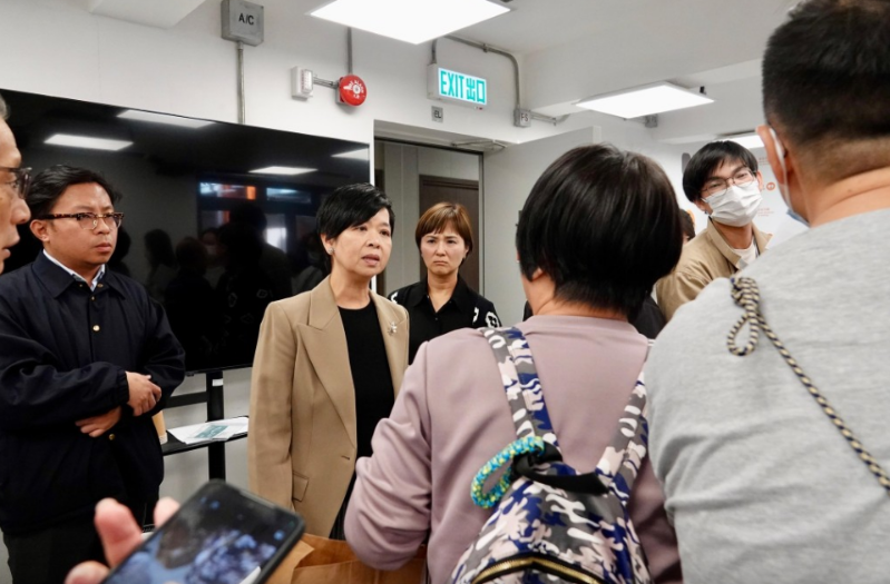 何永贤日前到“善楼”探访灾居的入住情况 何永贤日前到“善楼”探访灾居的入住情况