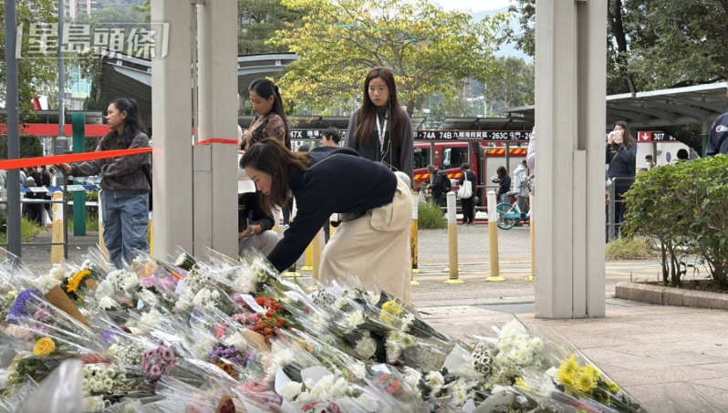 大批市民向死难者献花。 大批市民向死难者献花。