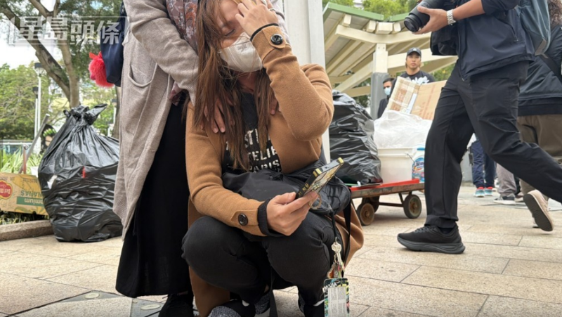 有市民献花时伤心痛哭。 有市民献花时伤心痛哭。