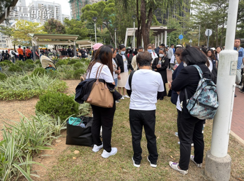 有外佣到公园为死难者祈祷。 有外佣到公园为死难者祈祷。