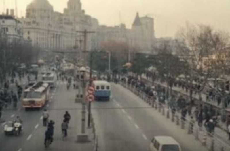 李小燕利用周晓军感情拿上海户口,终招致杀身祸。 李小燕利用周晓军感情拿上海户口,终招致杀身祸。