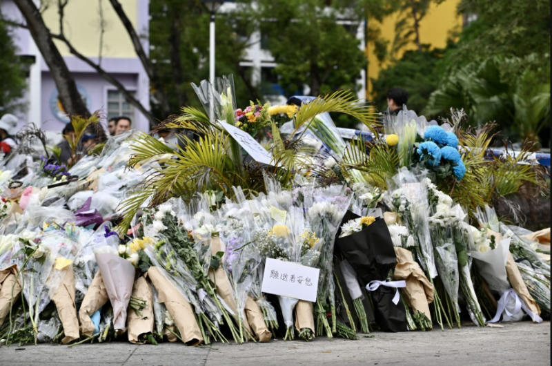 大批市民今日(30日)到广福休憩处献花,悼念遇难者。 大批市民今日(30日)到广福休憩处献花,悼念遇难者。