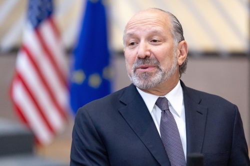 美国商务部长卢特尼克据传曾要求瑞士将近千亿美元投资交由美方支配。 美国商务部长卢特尼克据传曾要求瑞士将近千亿美元投资交由美方支配。