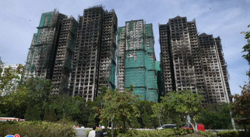 大埔宏福苑五级大火焚烧逾43小时。 大埔宏福苑五级大火焚烧逾43小时。