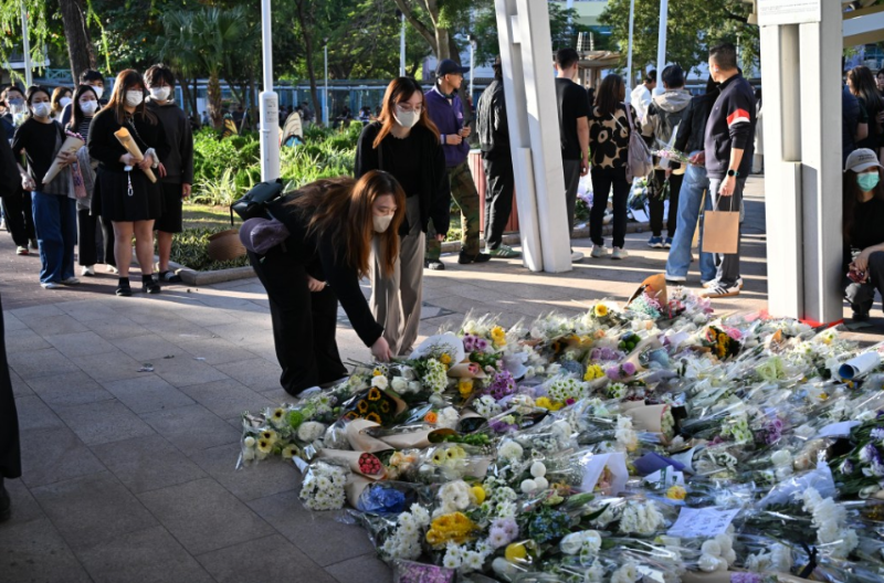 数百名市民到场献花悼念死难者。 数百名市民到场献花悼念死难者。