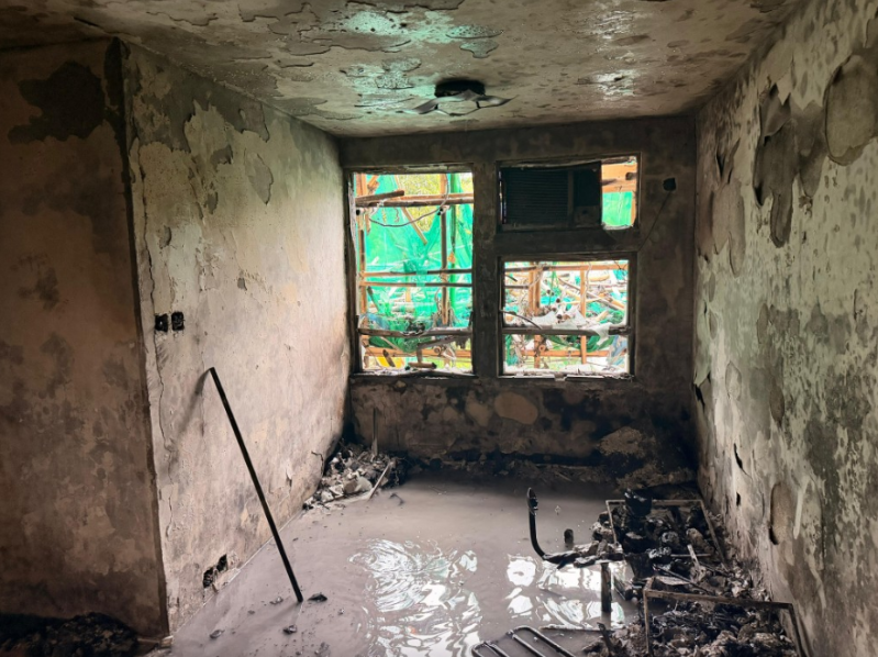 DVIU上楼逐个单位搜查,部分房间物品烧成灰烬,地上仍有积水。 DVIU上楼逐个单位搜查,部分房间物品烧成灰烬,地上仍有积水。