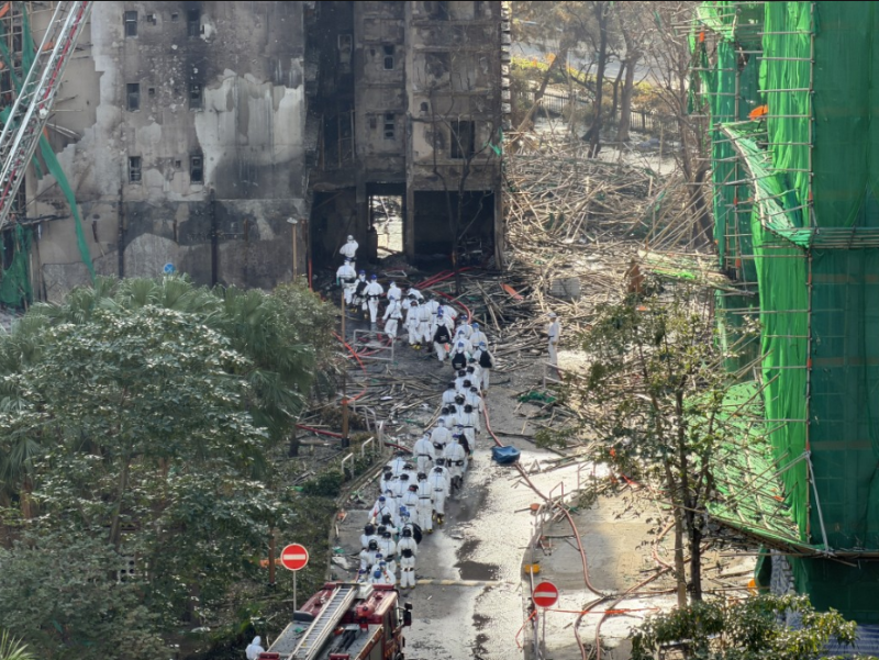 灾难遇害者辨认组(DVIU)人员进入宏昌阁继续搜索。 灾难遇害者辨认组(DVIU)人员进入宏昌阁继续搜索。