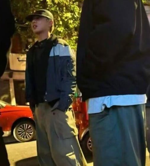 刘亚仁近日在上海被野生捕获。 刘亚仁近日在上海被野生捕获。