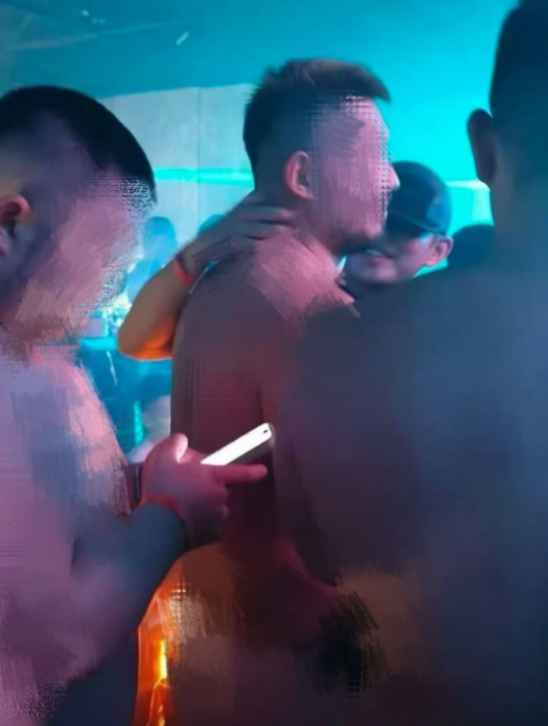 刘亚仁与一名健硕男子有不少身体接触。 刘亚仁与一名健硕男子有不少身体接触。