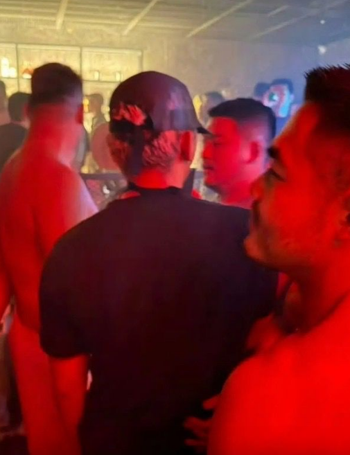 有内地网民目击刘亚仁现身上海酒吧,旁边有多名半裸男。 有内地网民目击刘亚仁现身上海酒吧,旁边有多名半裸男。