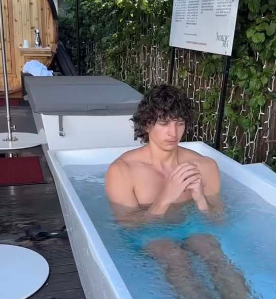 钟丽缇女儿张敏钧与健硕男友鸳鸯戏水。 钟丽缇女儿张敏钧与健硕男友鸳鸯戏水。