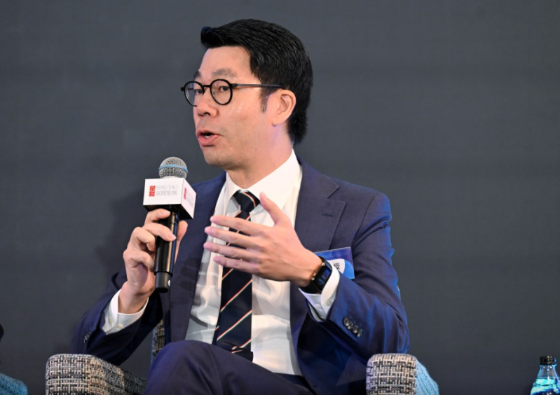 香港大学协理副校长(环球事务)兼港大经管学院副院长(对外事务)邓希炜。 香港大学协理副校长(环球事务)兼港大经管学院副院长(对外事务)邓希炜。