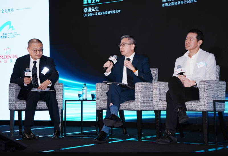 区景麟(中)表示,由于Web3仍属新行业,监管机构仍需时适应及学习,但近年的监管措施已越来越快,内容亦更广而深。 区景麟(中)表示,由于Web3仍属新行业,监管机构仍需时适应及学习,但近年的监管措施已越来越快,内容亦更广而深。