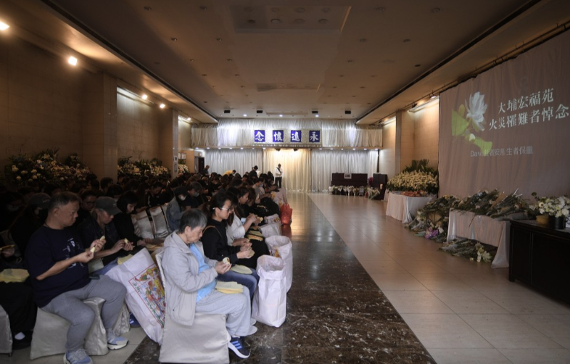 不少巿民摺叠祭品,奠祭死难者。 不少巿民摺叠祭品,奠祭死难者。