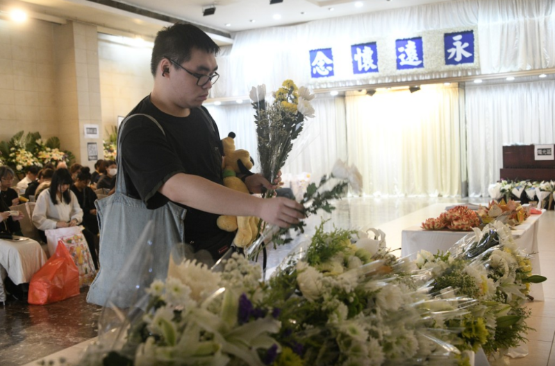 巿民向死难者献花。 巿民向死难者献花。