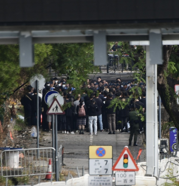 死者家属到达现场路祭。 死者家属到达现场路祭。