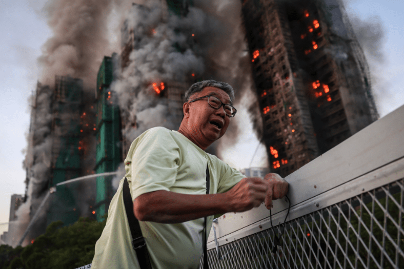 黄伯在火场外情绪崩溃痛哭的画面,令全球读者心碎。 黄伯在火场外情绪崩溃痛哭的画面,令全球读者心碎。